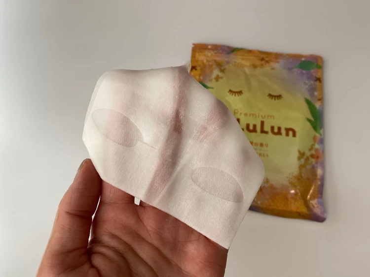 パックを手に取ってる