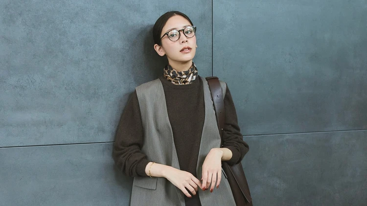 【ジレコーデ】陰影のあるグラデ配色で軽やかなモード感を【BAILA今日のコーデ】