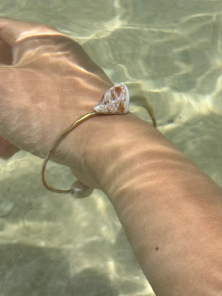 ハワイの海辺で着用したシェルブレスレット