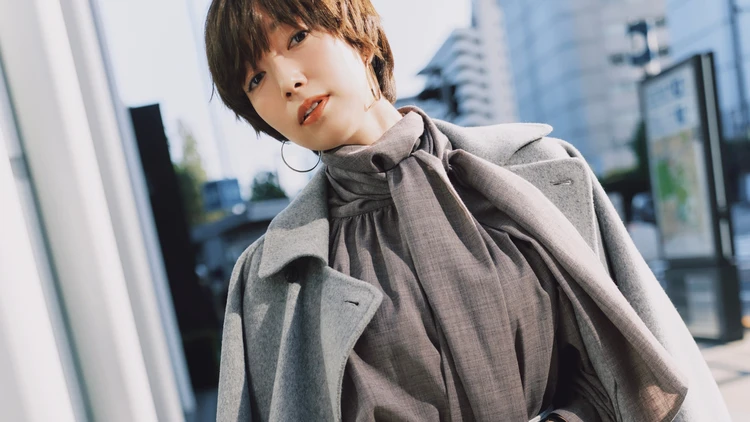 【ボウタイブラウスコーデ】モダンなハイネックデザインを大胆に取り入れて【BAILA今日のコーデ】