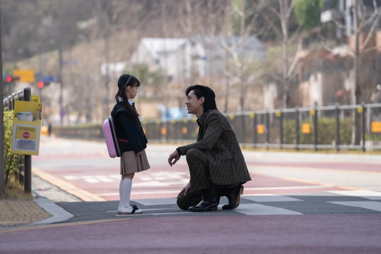 ザ・グローリー ~輝かしき復讐~ 子供の前に跪いくジェジュン