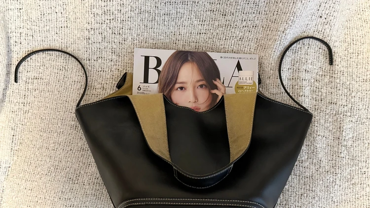 VASICのバックに雑誌を入れた状態、収納力