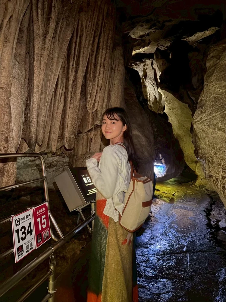 龍河洞を巡る女性 高知観光 高知旅行おすすめ 高知ドライブ 高知おすすめ