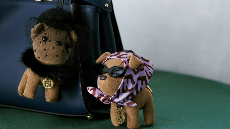 フェンディのチャームコレクション、新作は愛くるしい犬のモチーフ