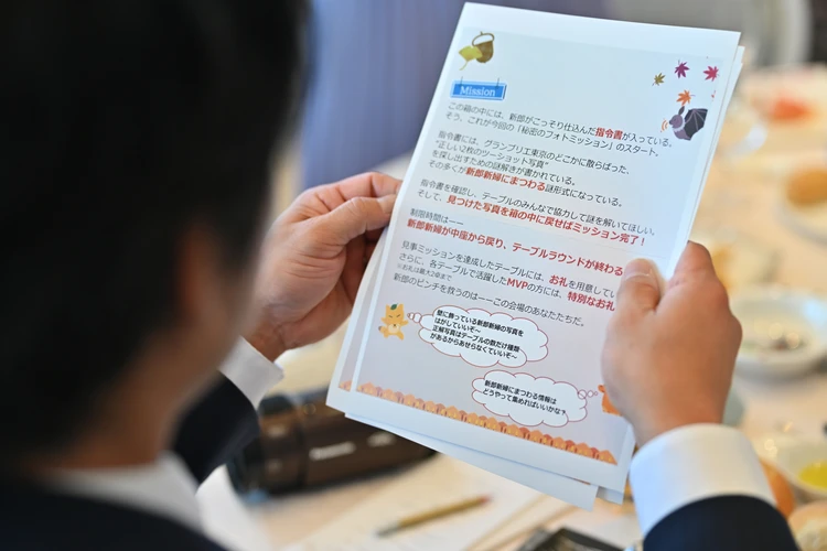 謎解きの紙を見る男性の手元　結婚式余興の様子　謎解きミッション　景色がオススメの結婚式　自由度が高い結婚式　高層階の結婚式場　卒花のリアルレビュー　グランブリエ東京口コミ