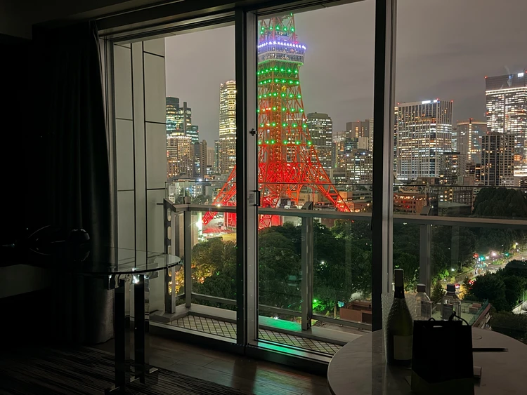 ザ・プリンスパークタワー東京の部屋から見た景色。グリーンにライトアップされた東京タワーが写っている。