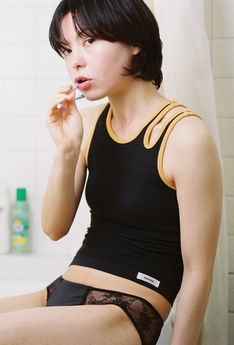 ワコール 新ライン クーミー モデルカット 黒のタンクトップ