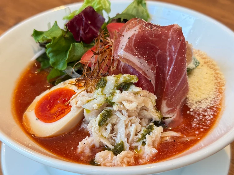 完熟フルーツトマトやバジル、生ハム、ゴーダチーズ、チキンをトッピングしたポモドーロ冷麺