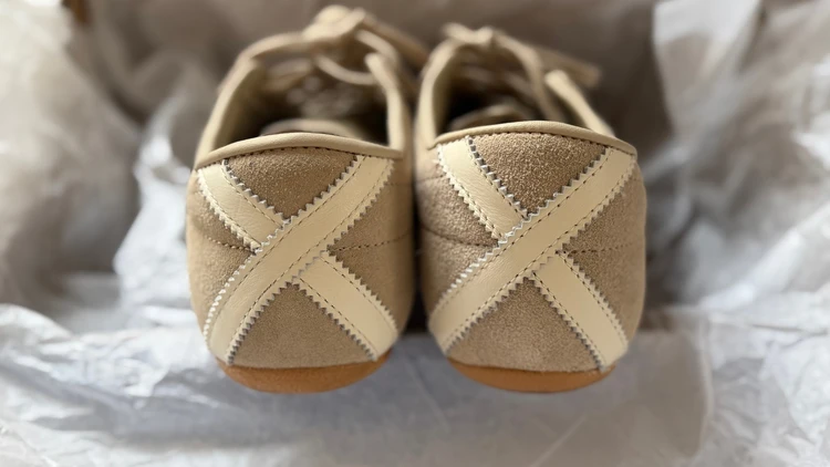 adidas TOKYO ベージュスニーカのバックスタイル