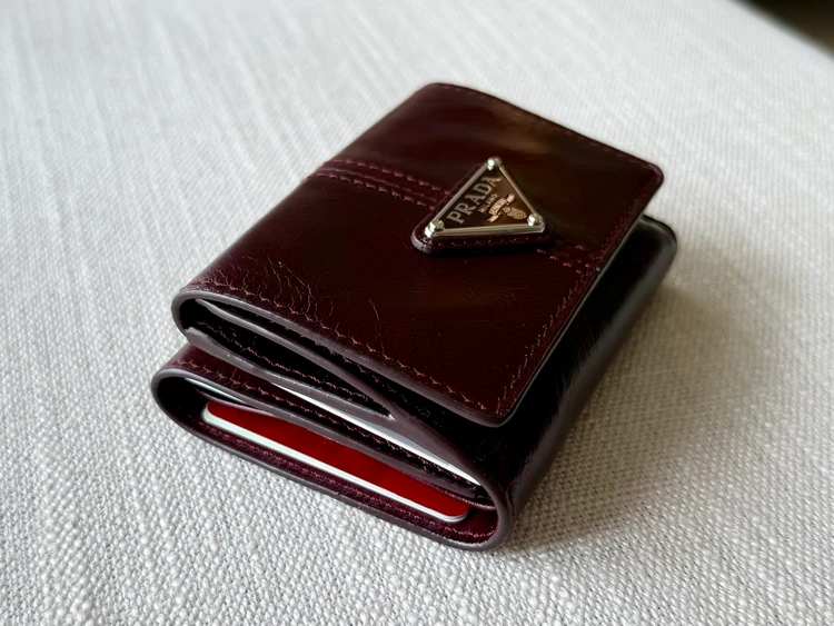 PRADA ミニ財布 お札やカードを複数枚収納した状態