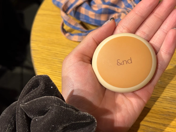 手のひらにコスメが載っている写真!手のひらにすっぽり収まります