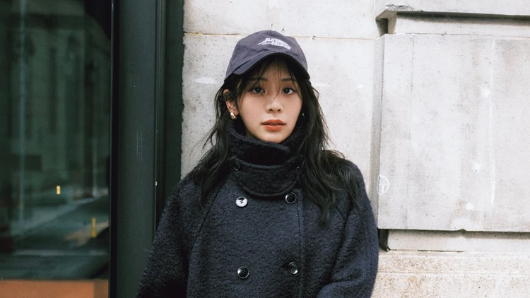 【コートコーデ】クラシックなたたずまいのコートは小物で外して甘さを引き算【BAILA今日のコーデ】