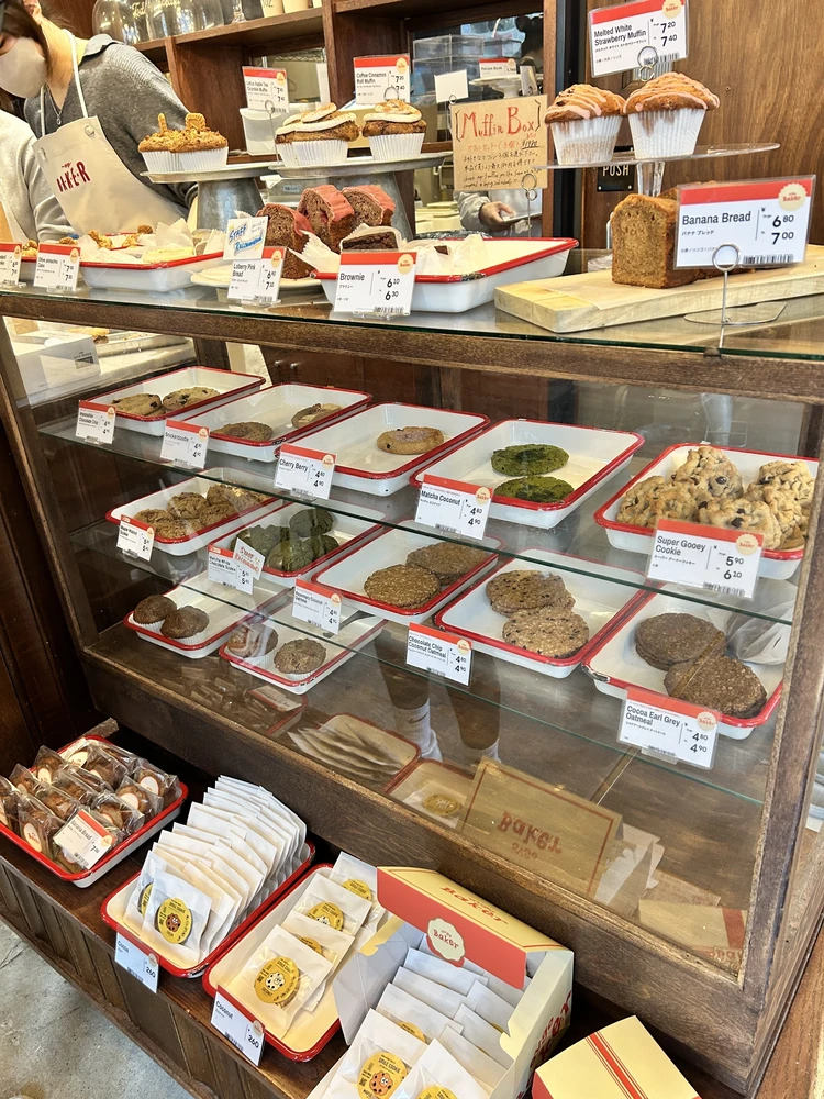 ovgo Baker Edo St.の店内に並ぶ焼き菓子。アメリカンクッキーやブラウニー、マフィンなど豊富なラインナップのヴィーガンスイーツ。