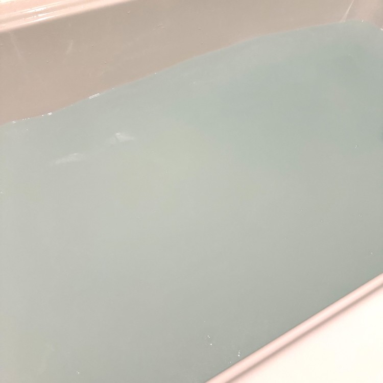 入浴剤投入後の水
