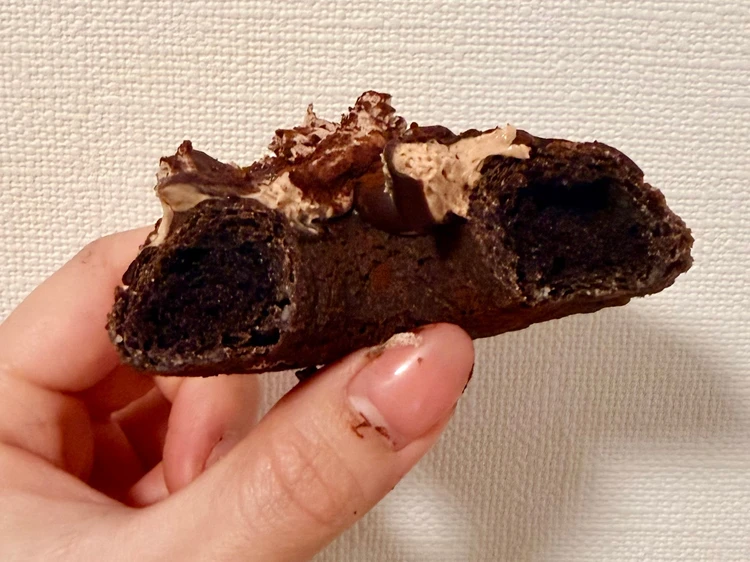 ミスタードーナツのネットオーダー限定商品「トリオハート ショコラ＆プラリネ」の断面