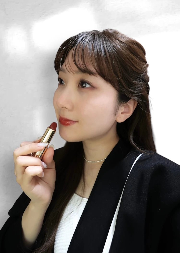 た唇のアップ。ブラウンニュアンスの絶妙なカラーが上品な印象に。