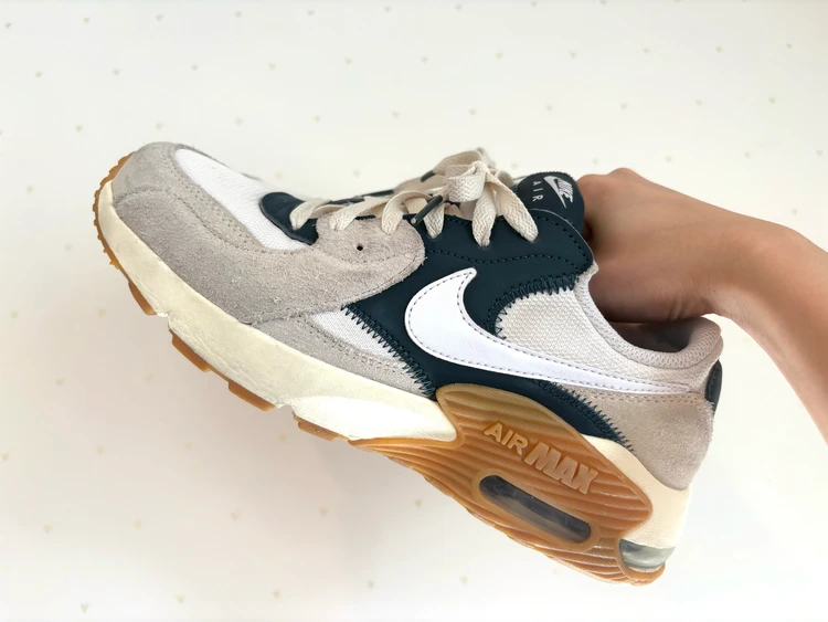 「白×差し色グリーン」のスニーカーでつくる、脱マンネリな秋の抜け感コーデ #NikeAIRMAX_2