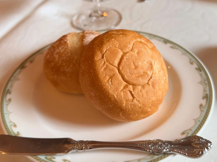 2種類のパン。ひとつにはミッキーが刻印されている。