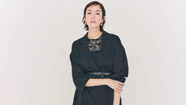 【ジャケットコーデ】薄軽素材＆ちょいロング丈でモードを意識【BAILA今日のコーデ】