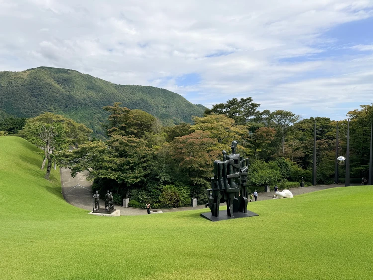 箱根彫刻の森美術館の庭園で、芝生に彫刻作品が点在している風景