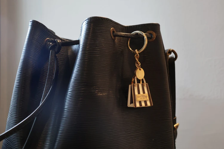 【LOUIS VUITTON（ルイ・ヴィトン）】バケツバッグにHENRI BENDELのチャームで大人モノトーンな"バッグインバッグ" #ファッション部_2