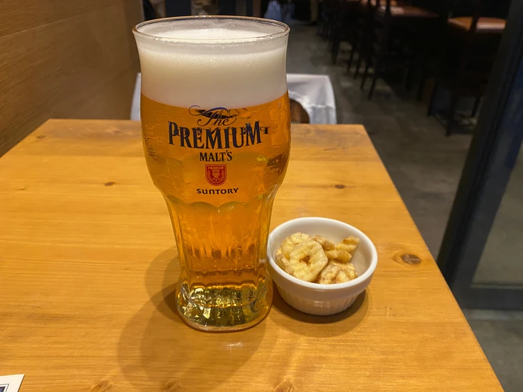 ビールとお通しのバナナチップス