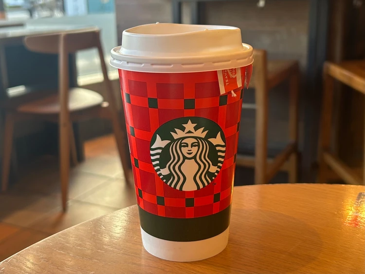 スターバックス新作ストロベリームース&ジョイフルメドレーティーラテ