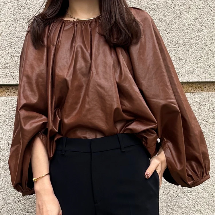 BIANCA レザー見えバルーントップス(ブラウン)¥19,800(税込)