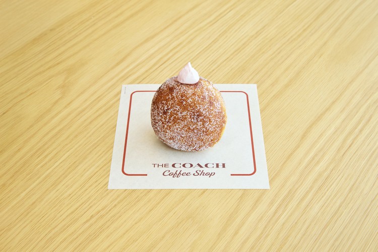 「The Coach Coffee Shop」新メニューDONUTS STRAWBERRY CREAM