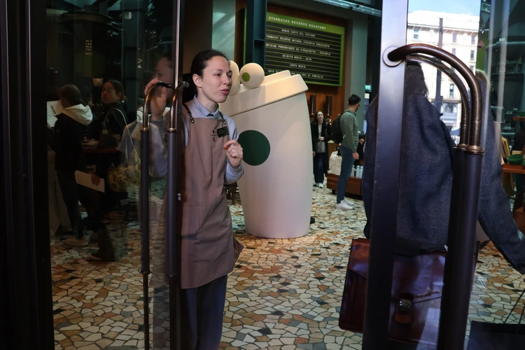 【ミラノ】郵便局？美術館？「世界一美しい」高級スタバの正体をルポ【欧州初】_3