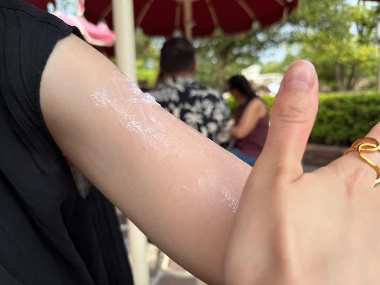 ディズニーランドで冷たいUV泡ジェルを使って日焼け止めを塗る様子