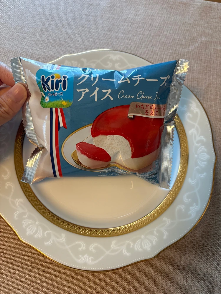 【ファミマ数量限定】Kiriクリームチーズアイスいちごピューレを添えて❤️#BAILAアイス部_1