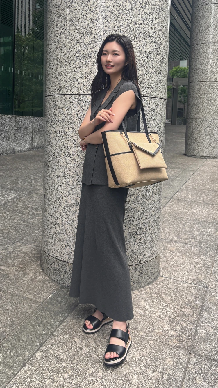2026年新作の卑弥呼（HIMIKO）ソフトシープパデットサンダル/661211（ブラック）DIANA シンプルトートBAG（ダークベージュニット）着用写真