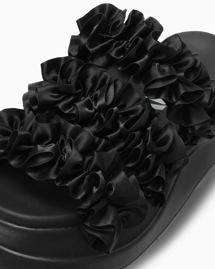 アッパーにはたっぷりとあしらったフリルを採用