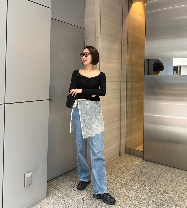 UNIQLOサングラスをかけたデニムレースコーデ