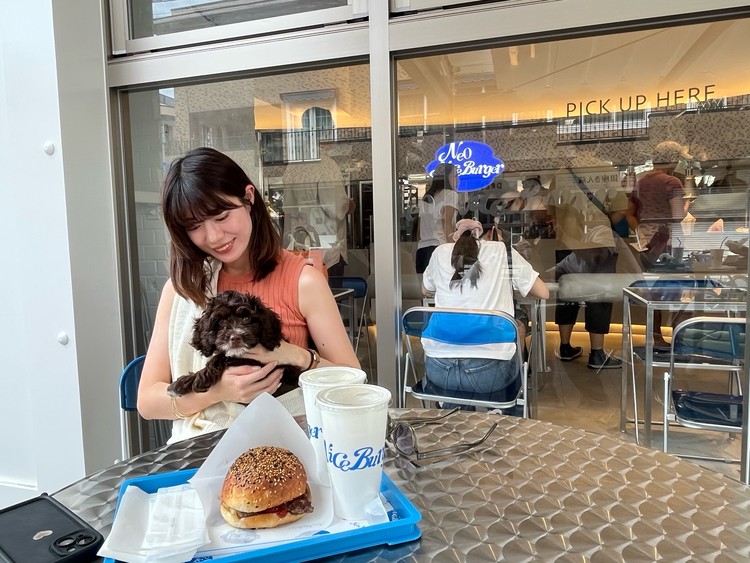 アイムドーナツのテラス席を犬と利用している写真