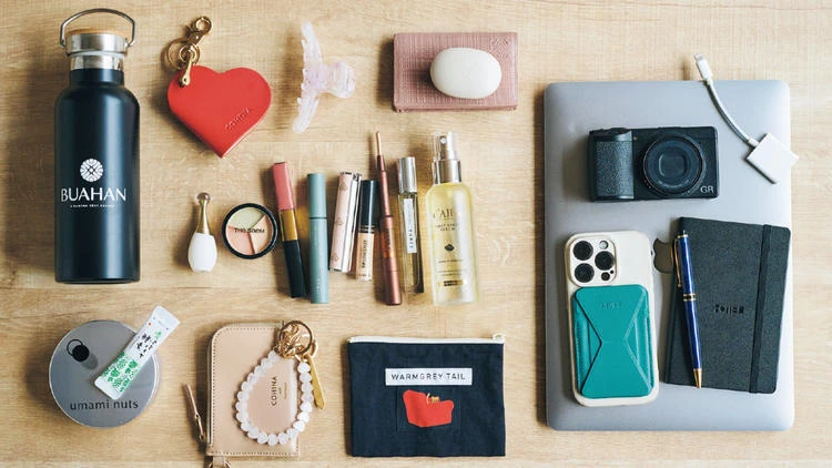 【COHINA 田中絢子さんのバッグの中身】イベントで登壇する日は“戦う私”を支えるガジェット&美容ケアをIN!