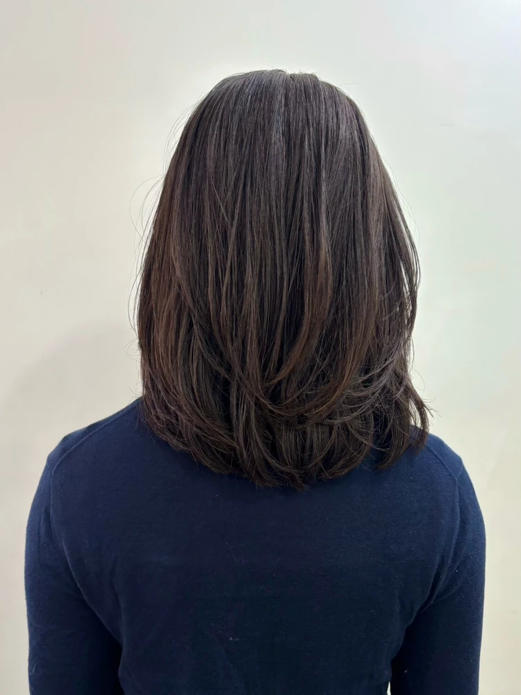 30代髪型・ミディアムのバック