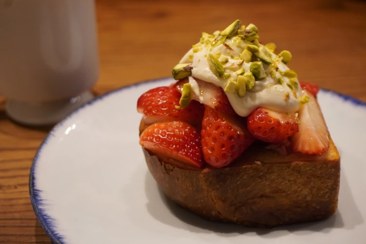 【京都 / 烏丸御池モーニング】　to.　いちごのクロスティーニ