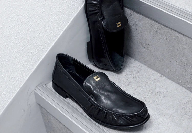 ミュウミュウの新作ローファー&フェラガモのアイコンシューズの新デザインに注目【ハイブランドの秋冬新作シューズ】