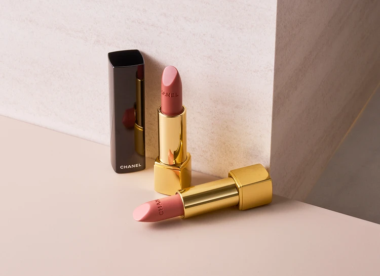 右から:ルージュ アリュール ヴェルヴェット 76、78 各¥6270/シャネル