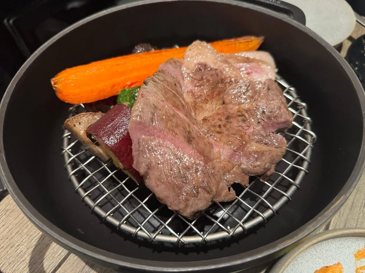 豚肩ロース薪火グリルフォンボーと粒マスタード特製ソース