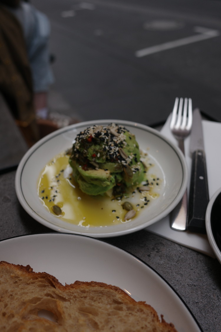 メルボルンのCBDで朝ごはん｜CODE BLACK COFFEEのアボカドトーストは一味違う！？_2_1