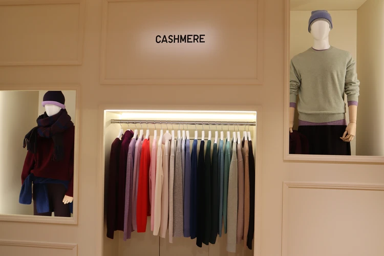 ユニクロ　感謝祭　買うべき　アイテム　おすすめ　カシミヤ　セーター　2000円引き