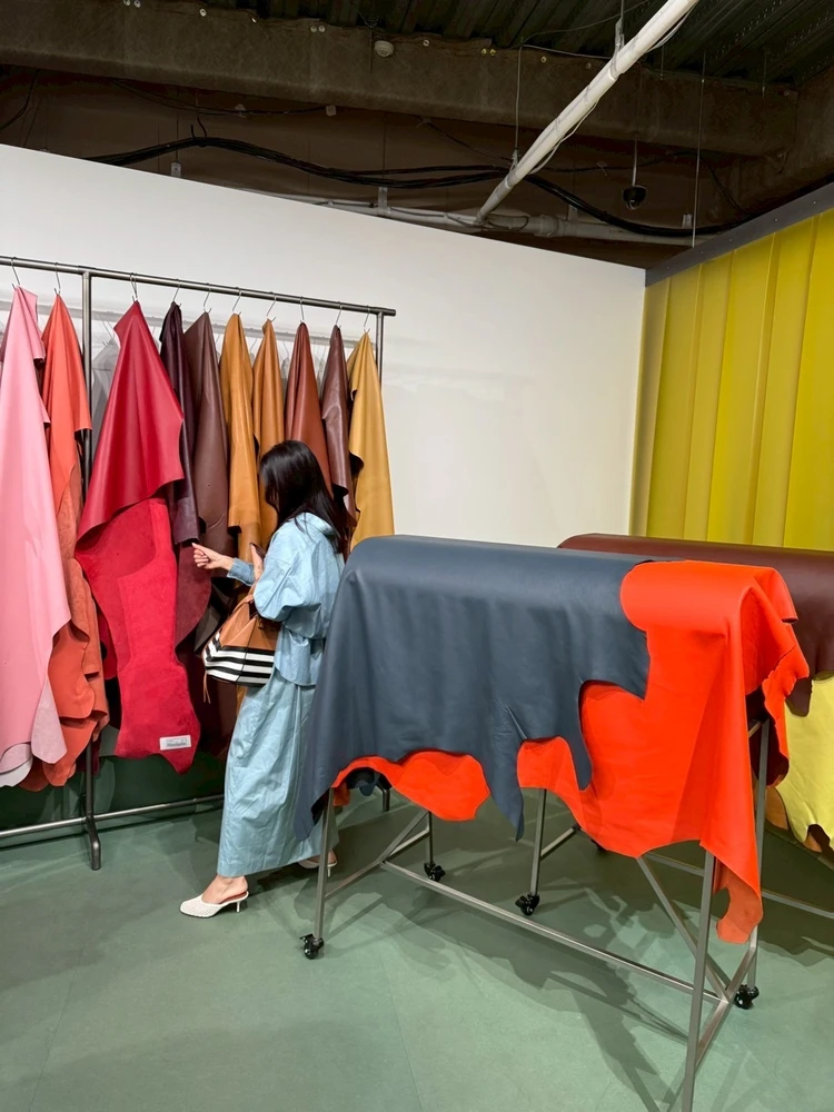 ロエベカラーのスペクトラムが圧巻！何色が似合うかな