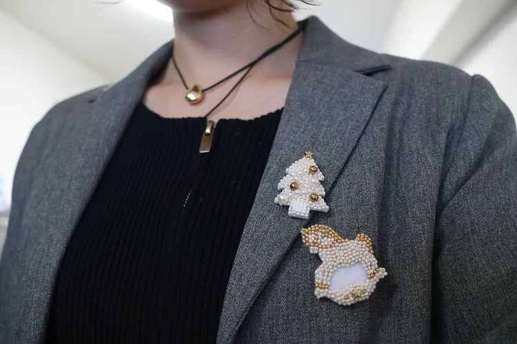 【30代の冬コーデ】ブローチで遊びたい!ジャケット/コートのマンネリ解消するシンプルから重ね付けまで3選_2