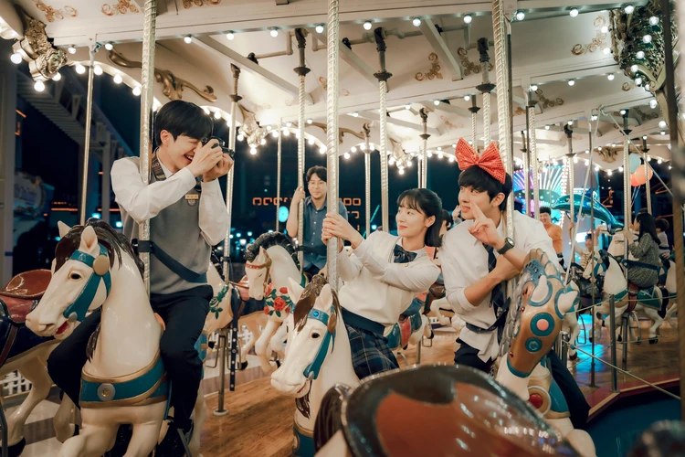 いつかの君に　同級生３人で遊園地を楽しむシーン