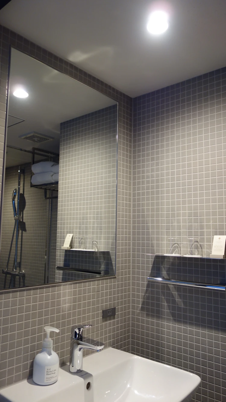 DDD Hotel 客室のシンプルで機能的なバスルーム