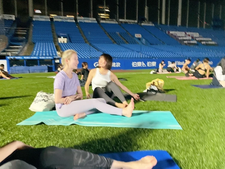 神宮スタジアムナイトヨガ