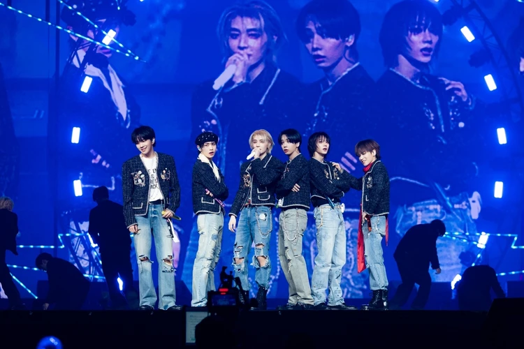 左から)WOONHAK、TAESAN、LEEHAN、JAEHYUN、SUNGHO、RIWOO